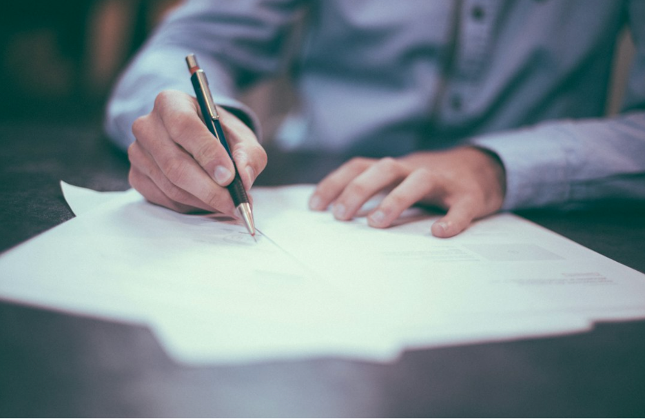 How to Amend an Employee’s Contract in the UAE (Without Risk)